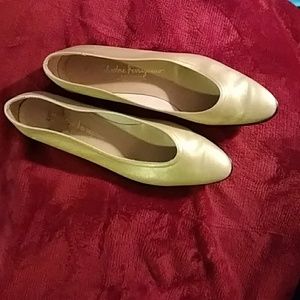 Really pretty gold flats
